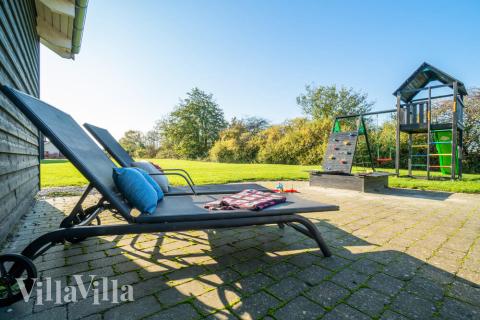 Nyd en grillaften på terrassen i luksushus nr. 241 i Sydjylland