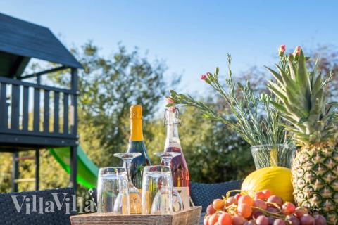 Luksushus nr. 241 har en dejlig terrasse med gode havemøbler til 16 personer.