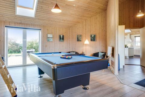 Aktivitetsrum i luksushus nr. 241 med 6 soveværelser og plads til 16 personer.