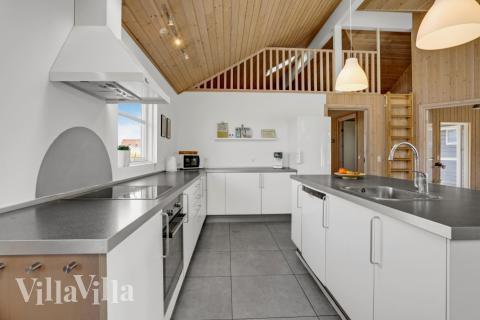 Køkkenet i luksushus nr. 241 er godt indrettet.