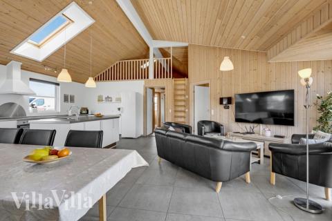 Opholdsrum med plads til 16 i luksushus nr. 241.