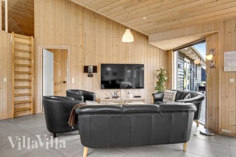 Det store lyse opholdrum i luksushus nr. 241 til 16.