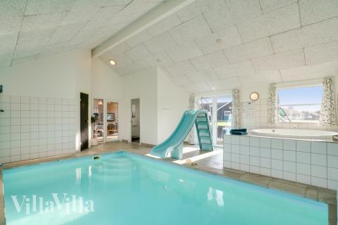 Sommerhus 241 er indrettet med en lækker poolafdeling med vandrutsjebane, dejlig stor indbygget spabad og sauna