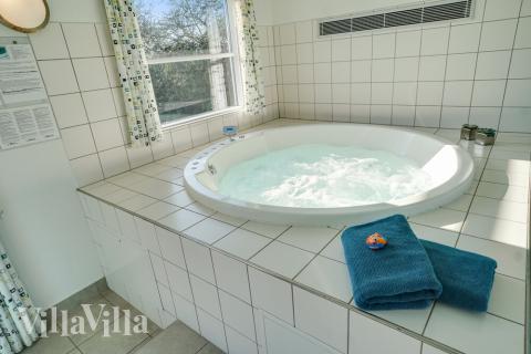Nyd varmen i spaen i luksushus nr. 241 i Sydjylland