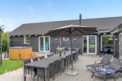 I det attraktive aktivitesrum i luksushus nr. 241 i Sydjylland  er der masser af udendørs aktiviteter, f.eks. legetårn og gynge