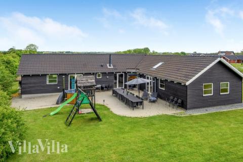 Dette skønne poolhus nr. 241 med plads til 16 personer ligger i Sydjylland