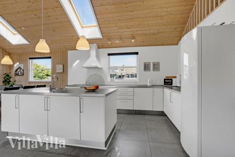 Køkkenet i luksushus nr. 241 er udstyrret, så I let kan lave mad til 16 personer.