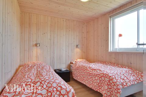 Husets soveværelser er smagfuldt indrettede med boksmadrasser og indbygningsskabe