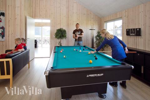 Efter svømmeturen er der rig mulighed for at udfordre hinanden i bordtennis, bordfodbold og dart i husets aktivitetsrum