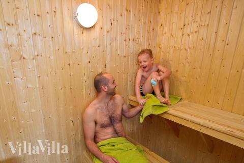 Trænger I til ren afslapning kan I hoppe i spabadet med plads til 4-6 personer og efterfølgende dase i saunaen