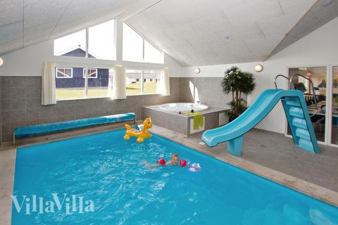 Både store og små vandhunde kan fornøje sig i timevis i husets 19 m2 pool med romersk trappe, modstrømsanlæg og vandrutsjebane