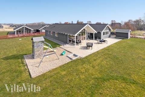 Dette skønne poolhus nr. 260 med plads til 16 personer ligger i Sydjylland