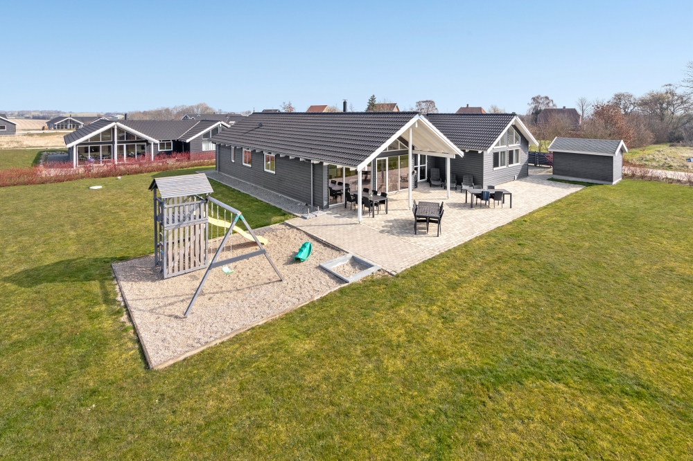 Dette skønne poolhus nr. 260 med plads til 16 personer ligger i Sydjylland