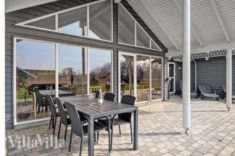 Nyd en grillaften på terrassen i luksushus nr. 260 i Sydjylland