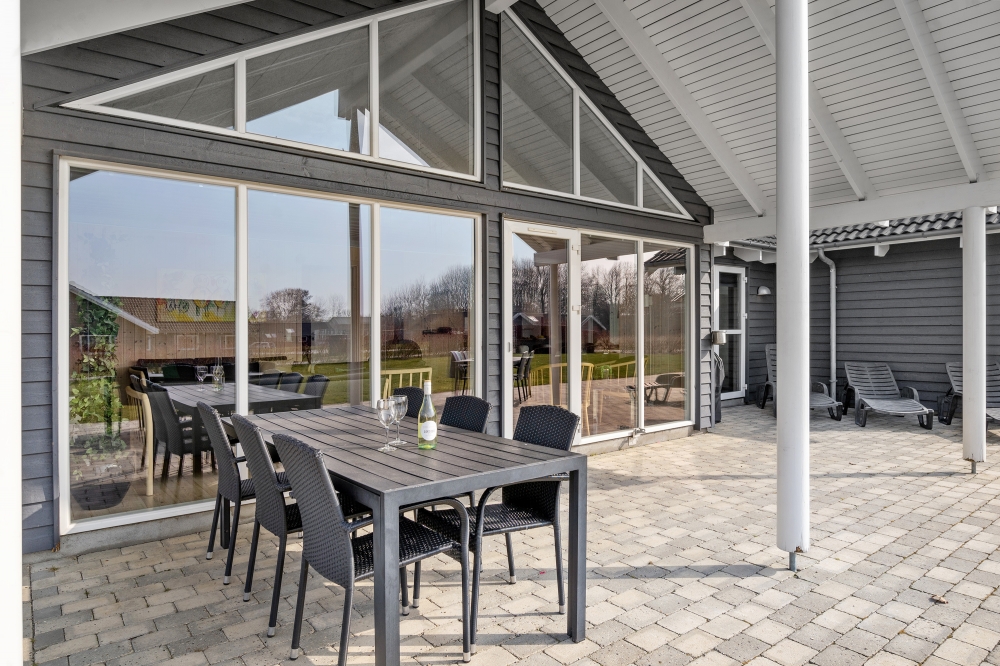 Nyd en grillaften på terrassen i luksushus nr. 260 i Sydjylland
