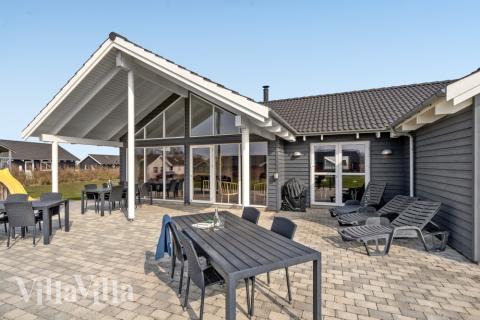 Luksushus nr. 260 har en dejlig terrasse med gode havemøbler til 16 personer.