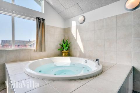 Nyd varmen i spaen i luksushus nr. 260 i Sydjylland