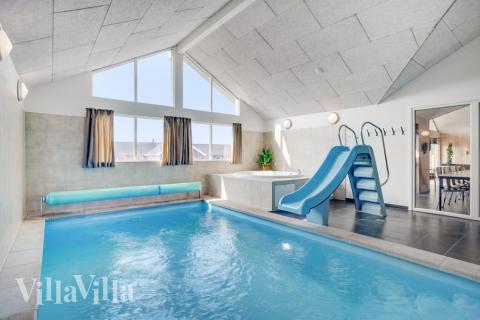 Den lækre pool i luksushuse nr. 260 til 16 personer