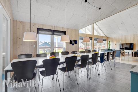 I kan sagtens side 16 personer sammen i sommerhusets opholdsrum, når I besøger luksushus 260 i Sydjylland.