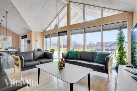 Der er mulighed for hygge i sommerhusets sofaarrangement, når I besøger luksushus nr. 260