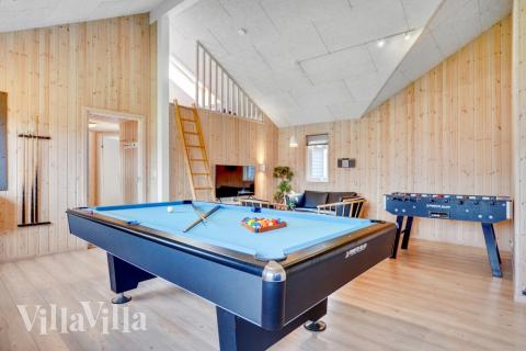 Aktivitetsrum i luksushus nr. 260 med 6 soveværelser og plads til 16 personer.