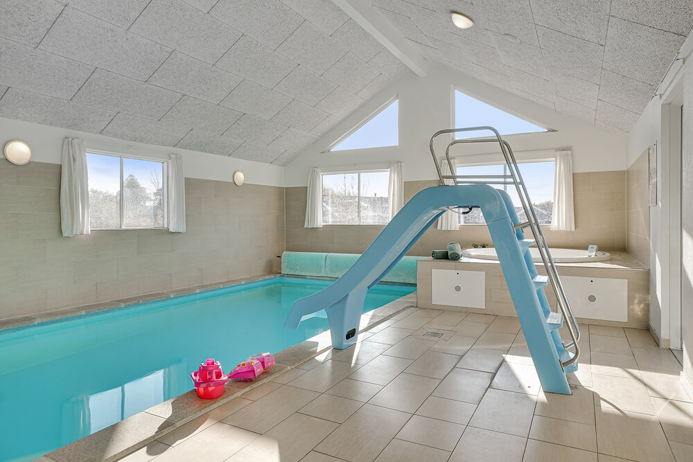 Sommerhus 237 er indrettet med en lækker poolafdeling med vandrutsjebane, dejlig stor indbygget spabad og sauna