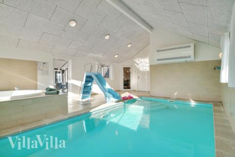 Sommerhus 237 er indrettet med en lækker poolafdeling med vandrutsjebane, dejlig stor indbygget spabad og sauna