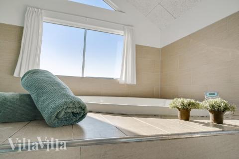 Nyd varmen i spaen i luksushus nr. 237 i Sydjylland