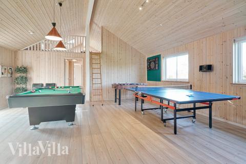 Dyst i sommerhusets aktivitetsrum, når I besøger luksushus nr. 237 i Sydjylland.