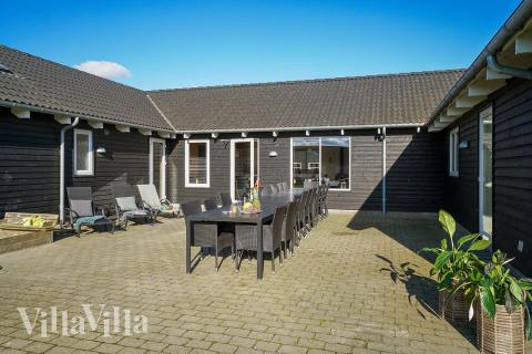 Luksushus nr. 237 har en dejlig terrasse med gode havemøbler til 20 personer.