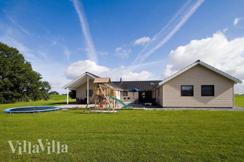 Skønt luksus sommerhus med pool nær stranden ved Kegnæs på Sydals. Sommerhuset har plads til 22 personer, pool og aktiviteter.