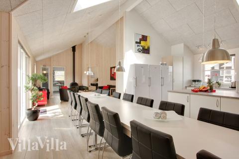 Det store køkken/alrum er dejlig lyst og rummeligt, og husets helt naturlige samlingspunkt