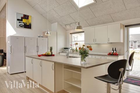 Køkkenet er indrettet, så der er gode faciliteter til feriens madlavning, og der er plads til både hjælpere og køkkenskrivere ved vaske-øen