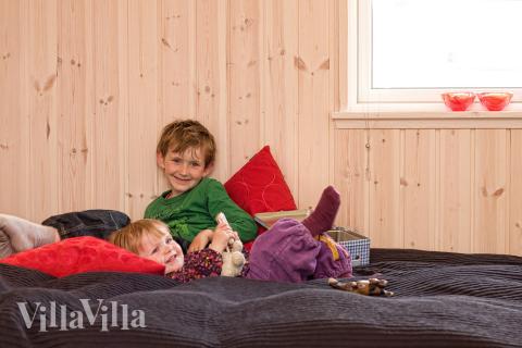 Soveværelserne er indbydende indrettet med boxmadrasser og indbygningsskabe