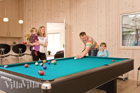 I billardrummet kan der dystes i både billard/pool og dart, og tilskuerne kan mikse drinks i baren