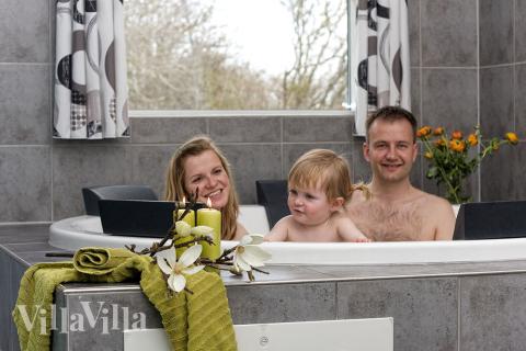 Efter en svømmetur i poolen med modstrømsanlæg kan der slappes af i det indbyggede spabad