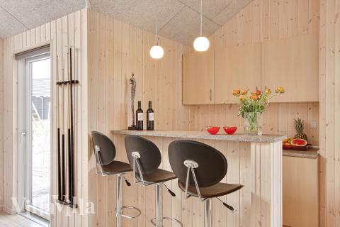 I billardrummet er ligeledes indrettet en bar med køleskab, hvor der kan mikses drinks og heppes på de dystende