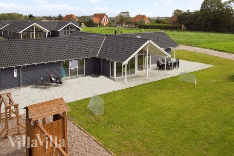 Der kan grilles og slappes af på husets store og delvist overdækkede terrasse. Til de mindste gæster er der lavet gynge og sandkasse i haven