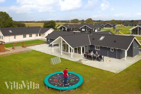 Flot sommerhus med pool  og plads til 14 personer nær stranden på Sydals