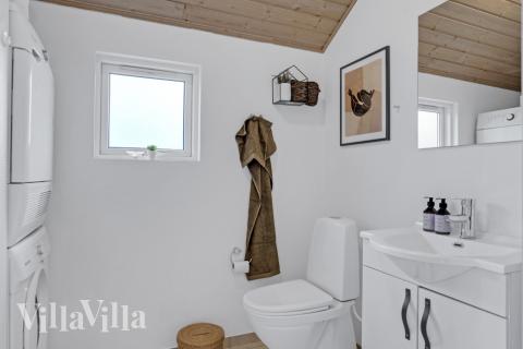 Der er bad med brus i luksushus nr. 262 til 14 personer.