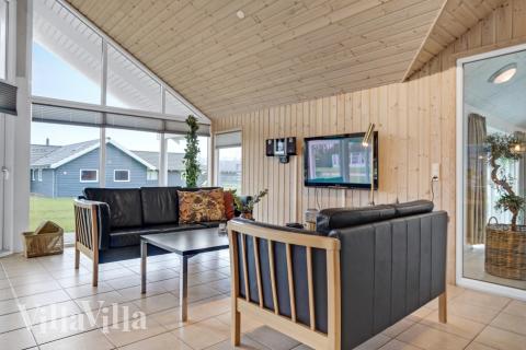 Der er mulighed for hygge i sommerhusets sofaarrangement, når I besøger luksushus nr. 262