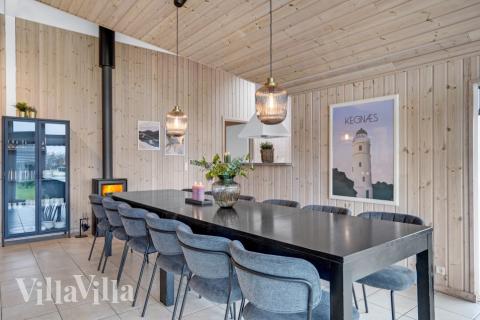 I kan sagtens side 14 personer sammen i sommerhusets opholdsrum, når I besøger luksushus 262 i Sydjylland.