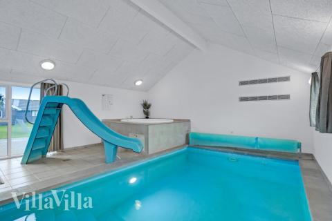 Sommerhus 262 er indrettet med en lækker poolafdeling med vandrutsjebane, dejlig stor indbygget spabad og sauna