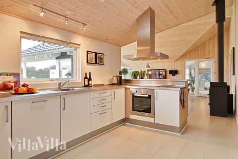 Køkkenet, som er i direkte forbindelse med stuen, er rummeligt og naturligvis udstyret med alle moderne bekvemmeligheder