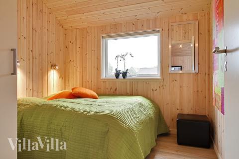 Alle soveværelser er lyse og indrettede med boxmadrasser og indbygningskabe