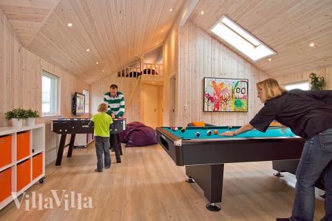 Der er sørget for underholdning og kampgejst til hele familien med billard/bordtennis, bordfodbold og dart i aktivitetrummet