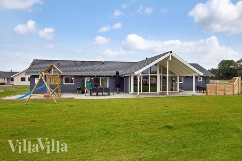 Dette dejlige poolhus på Kegnæs med plads til 14 personer inviterer indenfor til en skøn ferieoplevelse med både afslapning og aktiviteter