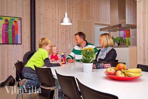 Opholdsrummet er dejligt lyst og rummeligt, og husets helt naturlige samlingspunkt. Der er kig ind til vandhundene i poolrummet.