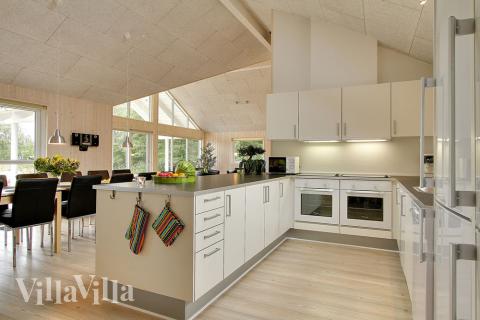 Køkkenet er velindrettet og i åben forbindelse med spisepladser og sofagruppe, så der kan hygges og snakkes over madlavningen