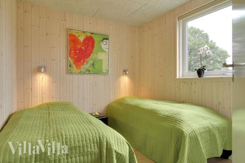 Soveværelserne er velindrettede med enkelt- eller dobbeltsenge og skabe